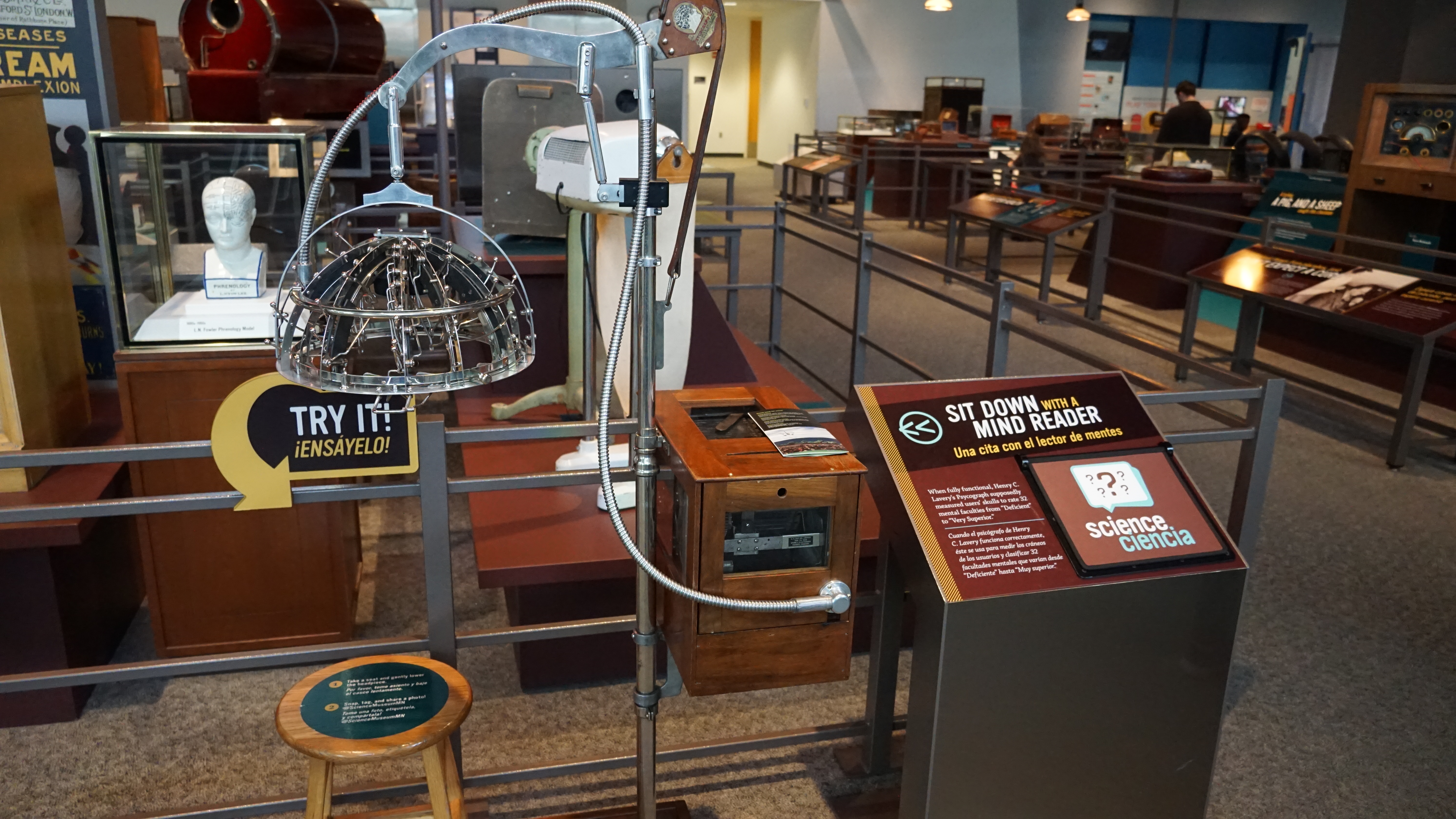 庸医博物馆的展品之一:“心理测绘仪” 庸医博物馆的展品之一:“心理测绘仪”