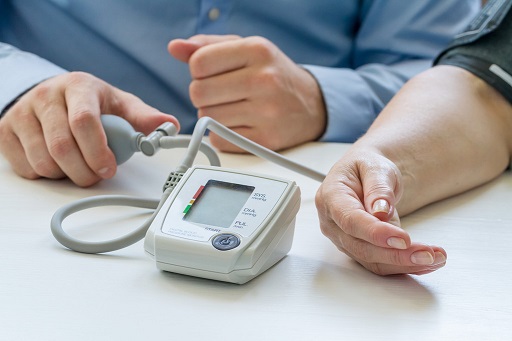 颈椎病引起的高血压须得先治好颈椎病,日常养护颈椎试试四招