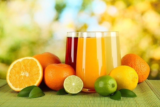 果汁饮料是饮料中果汁含量达到10%,100%果汁也可能掺了水