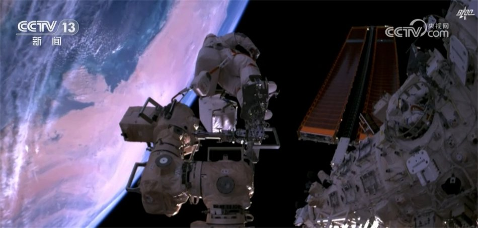 航天员在轨进行设备维修工作