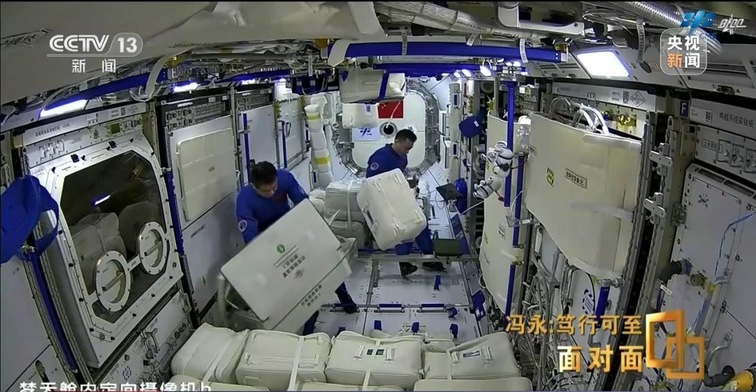 航天员取物资,中国空间站