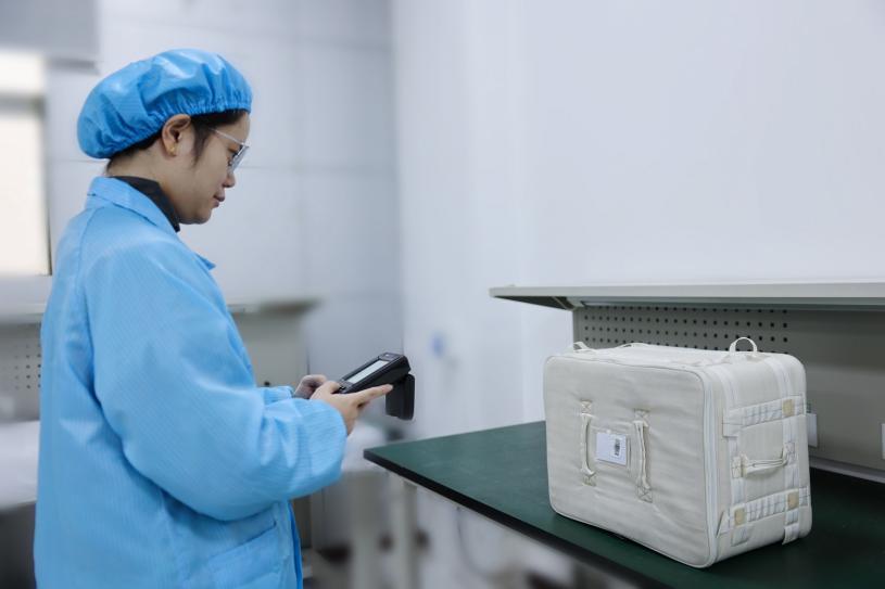 中国空间站,航天员测试人员测试RFID标签读写功能