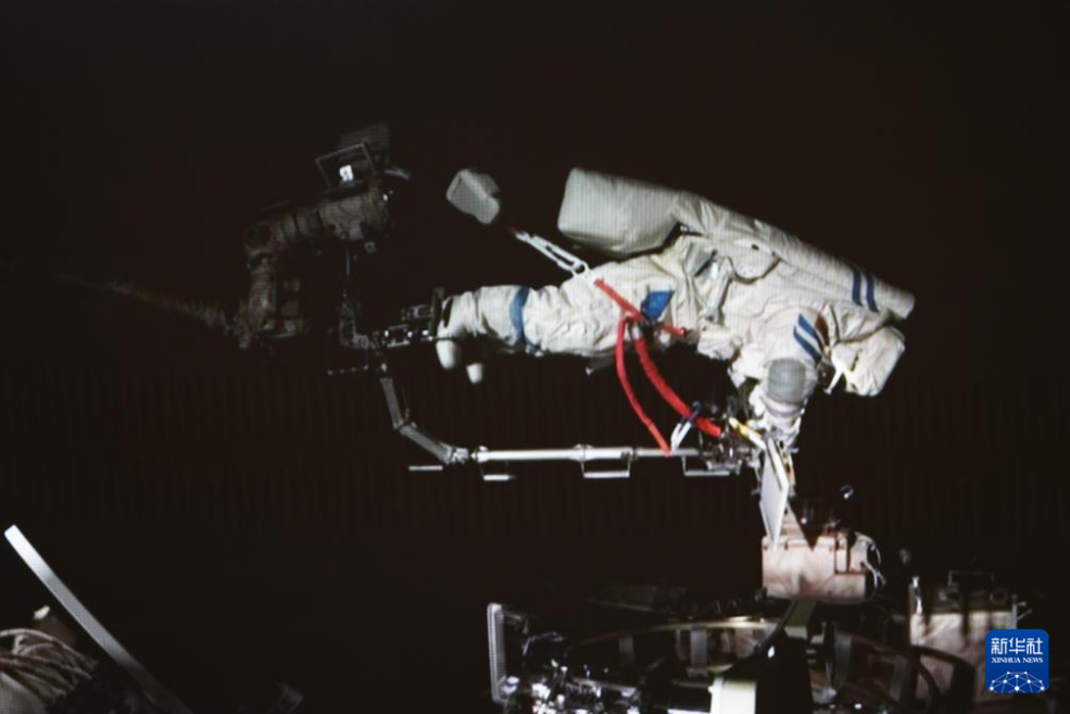 神舟十八号航天员李聪舱外工作画面