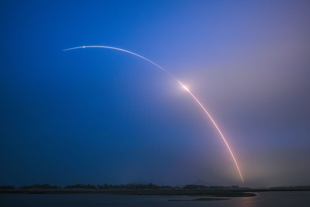 搭载神舟十八号载人飞船的长征二号F遥十八运载火箭点火发射