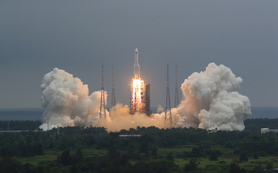 长征五号B遥二运载火箭,点火升空文昌航天发射场,