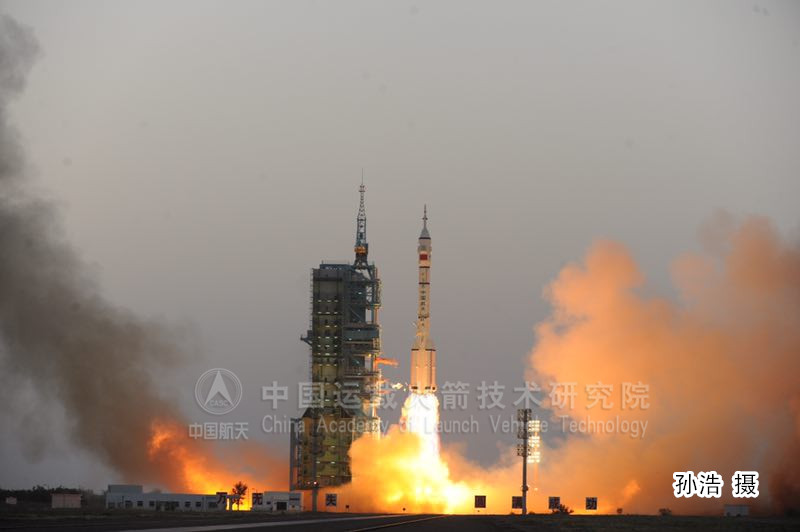 长二F火箭点火升空