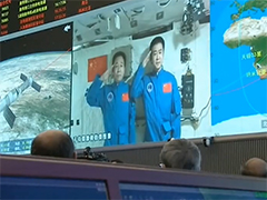 习近平同神舟十一号航天员亲切通话