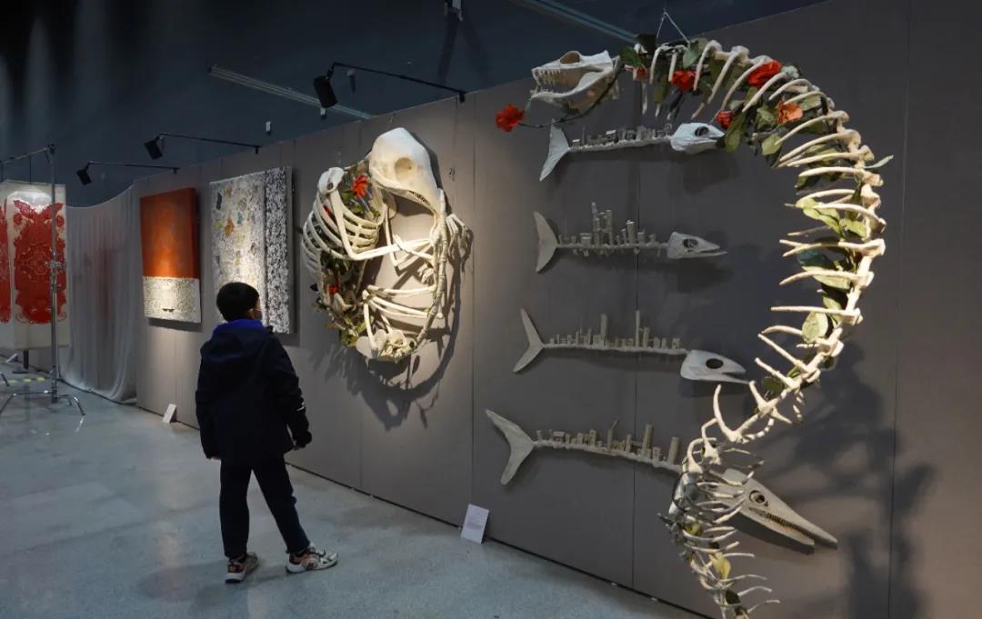 贾倩;脆弱与生命